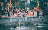 Sôi động trò chơi bắt vịt tại hội làng Vạn Phúc